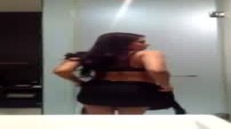 Asian Babe has webcam striptis