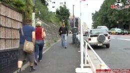 D&Uuml;NNE BR&Uuml;NETTE TEEN BEIM FREMDGEHEN MIT ANAL