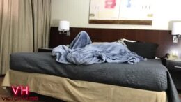 CASAL NO QUARTO DE  HOTEL
