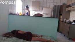 enquanto minha mulher briga comigo de um lado  eu fodo a amiga dela do outro
